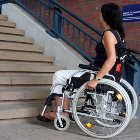 Frau im Rollstuhl an einer Treppe © IMAGO / blickwinkel
